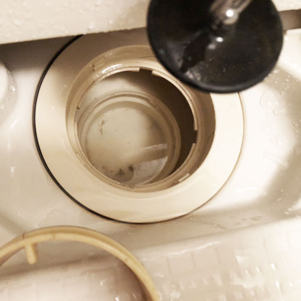 イーライフサポート　雑排水管清掃前